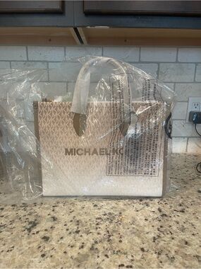 NWT! Michael Kors Mirella Tote with matching Wallet - Beige Cream